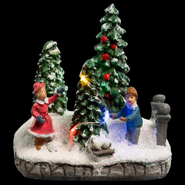 Pueblo navideño brillante y luminoso con personajes y árboles de Navidad - 113380