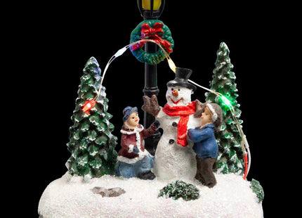 Pueblo navideño brillante y luminoso con personajes y árboles de Navidad - 113380