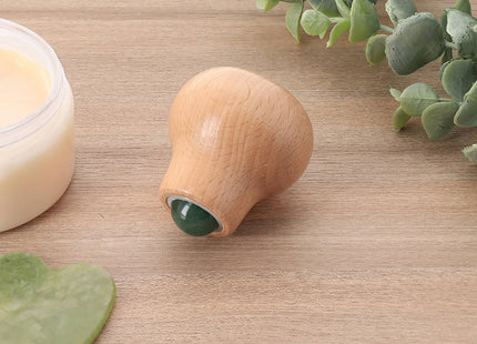 Rodillo de masaje facial de madera natural con piedra de jade verde - 75568104