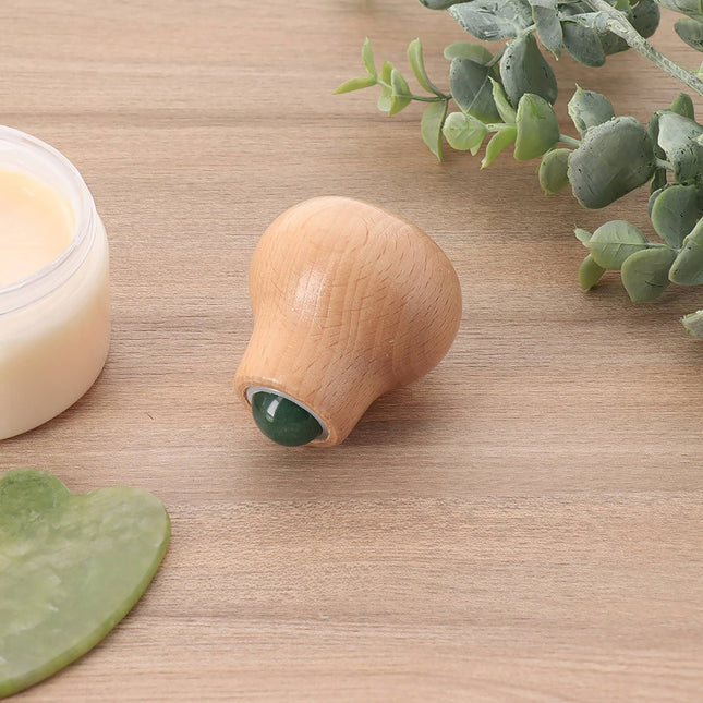 Rodillo de masaje facial de madera natural con piedra de jade verde - 75568104