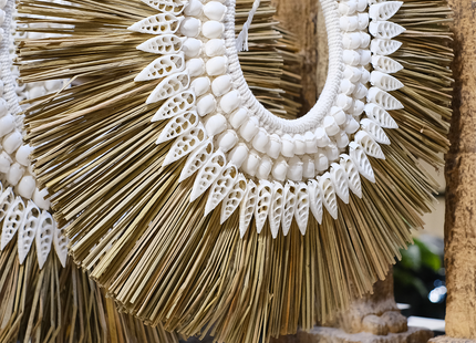 Objeto deco "Collar" de pajas y caparazones 40x47cm - MB546