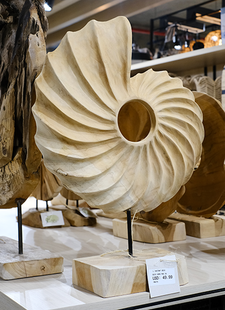 Objeto deco "Concha"de madera sobre soporte D38cm - MB875